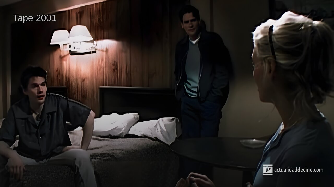 Un tenso enfrentamiento en la habitación de un motel en una noche lluviosa.