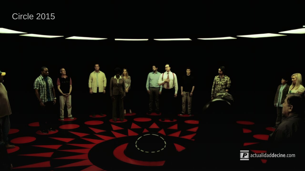 El momento de la votación, donde las personas se colocan sobre círculos rojos en una habitación oscura.