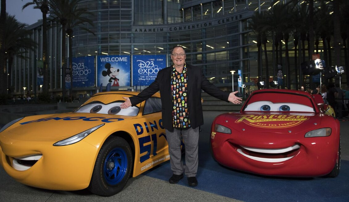 Personajes de Cars 3 y John Lasseter en el evento de Disney.