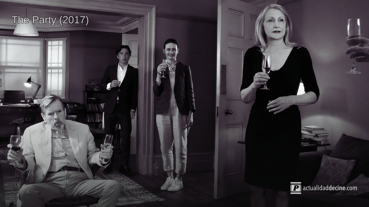 Una tensa reunión de amigos, filmada en blanco y negro en una elegante sala de estar.