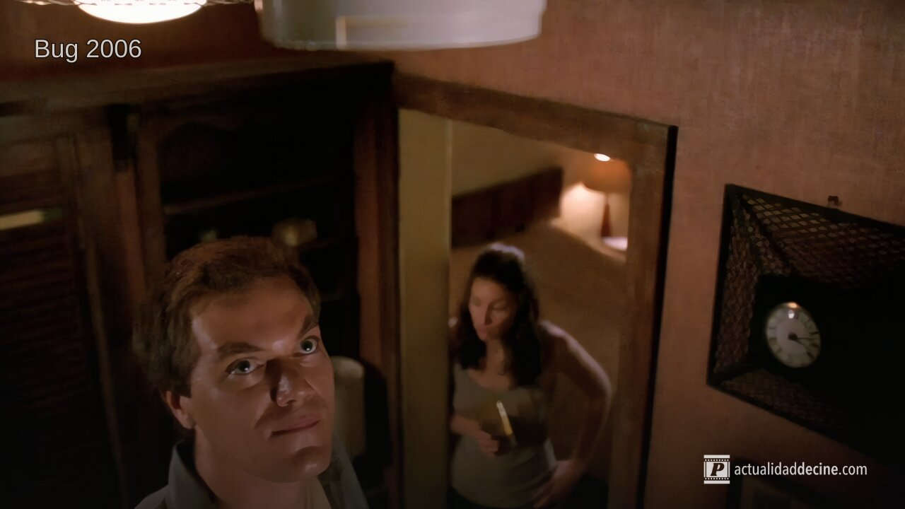 El entorno claustrofóbico de 2006 donde la obsesión se apodera del espacio físico, transformando un cuarto de motel común en un búnker de delirio.